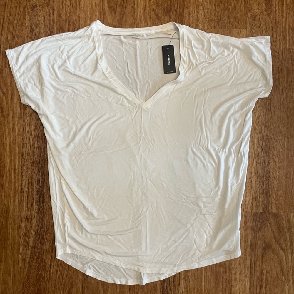 NWT EXPRESS WHITE V NECK T SHIRT MEDIUM